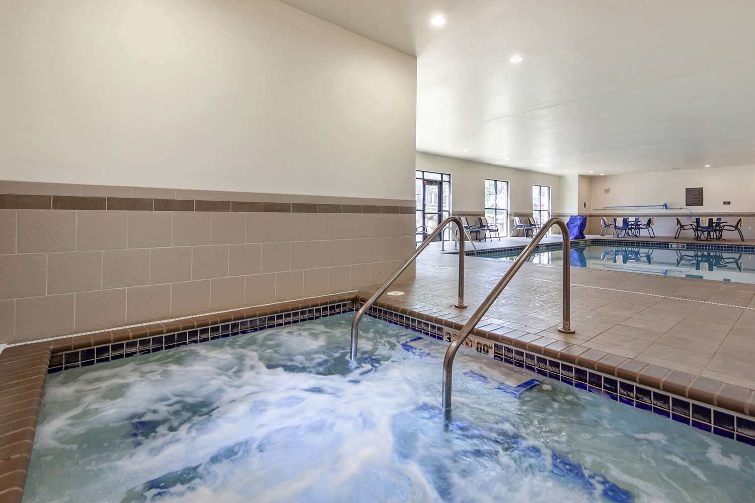 Comfort Inn and Suites Avera Southwest Sioux Falls SD 20/37