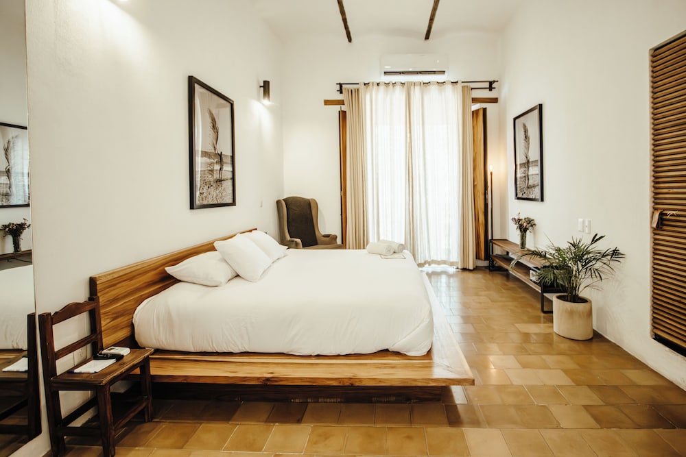 SUITE, KING BED