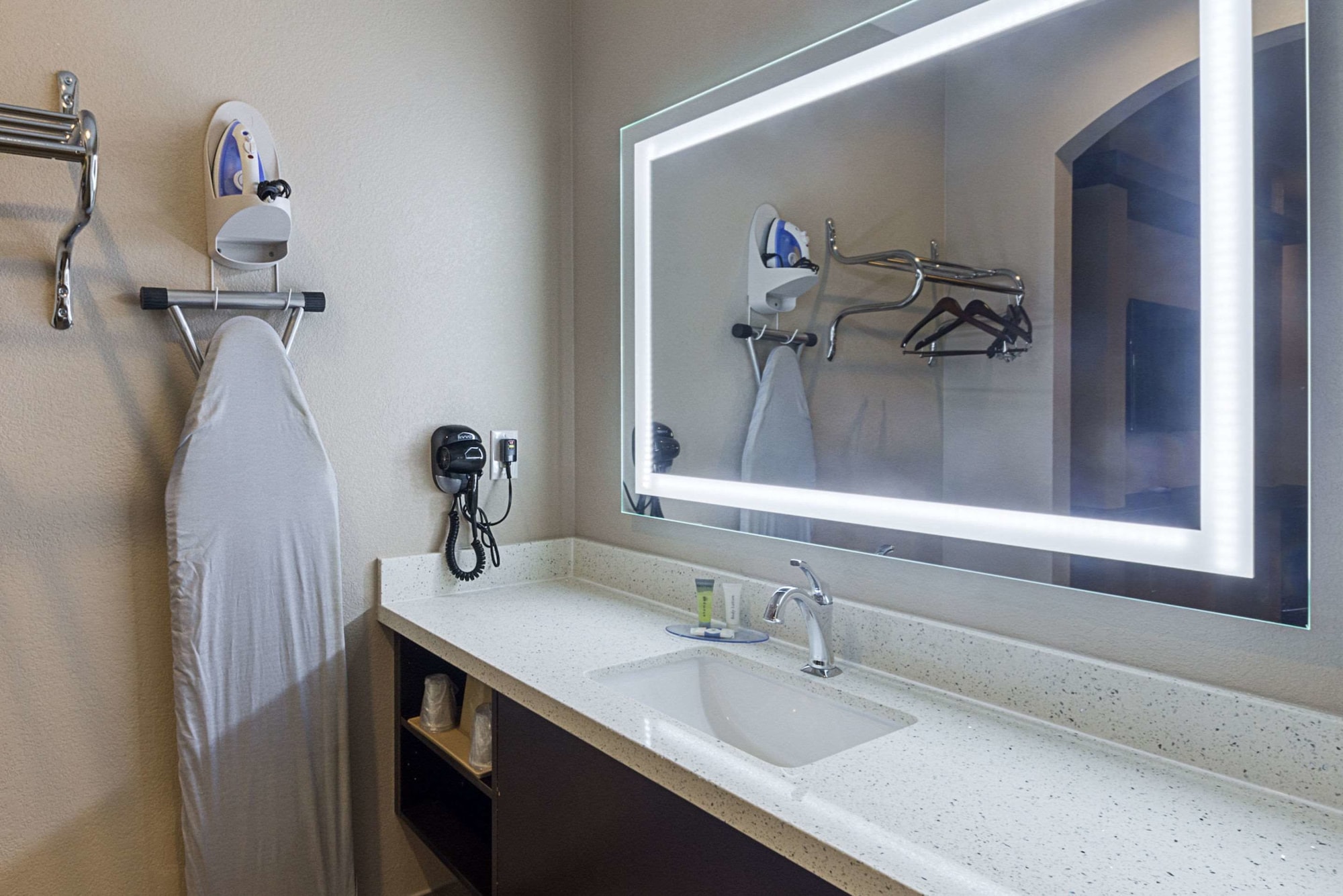 غرفة بسرير كينج لذوي الإعاقة، Econo Lodge Inn and Suites Houston NW-Cy-Fair 4/4