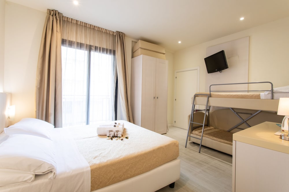 Ferretti Beach Hotel 32/65