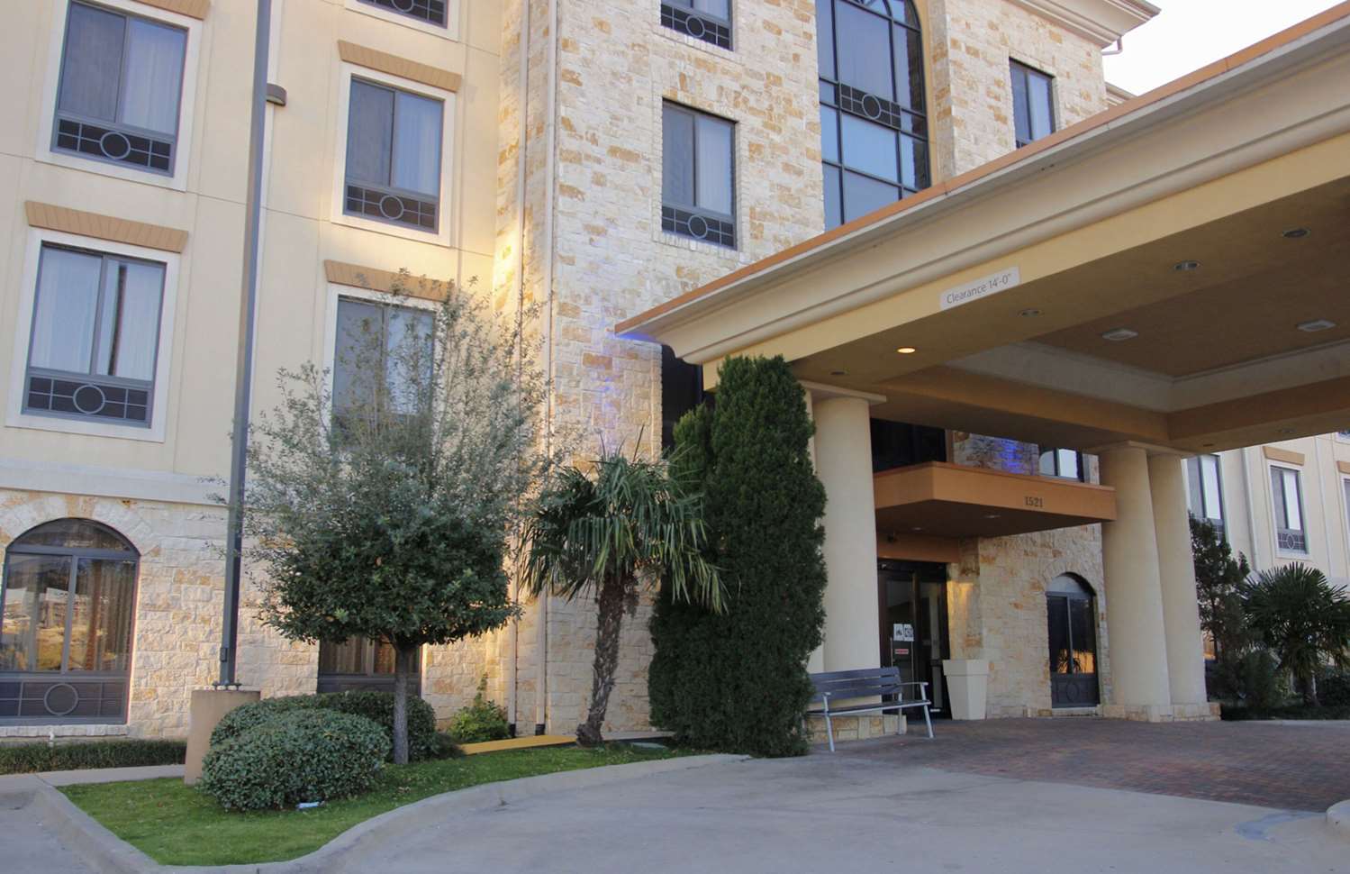 Comfort Inn & Suites Dallas Medical-Market Center 21/23