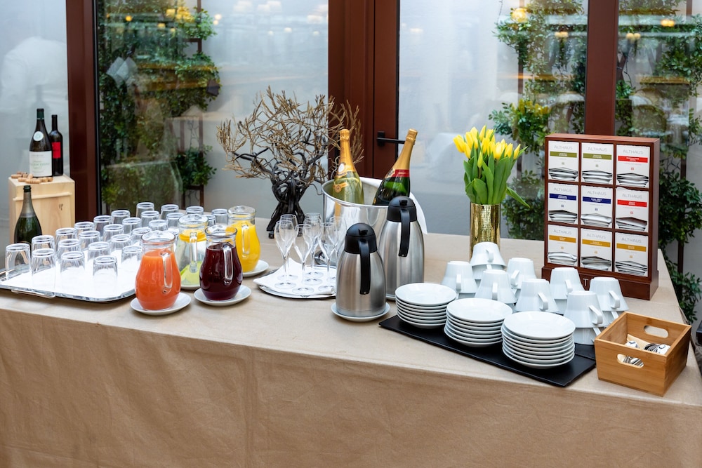 Le Premier Boutique Hotel 54/66