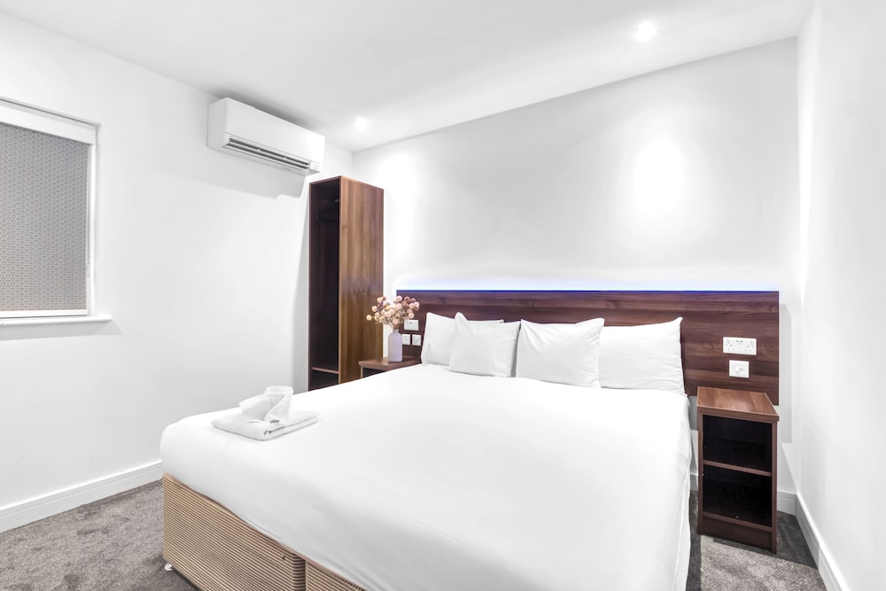 Signature Hotel London 25/50