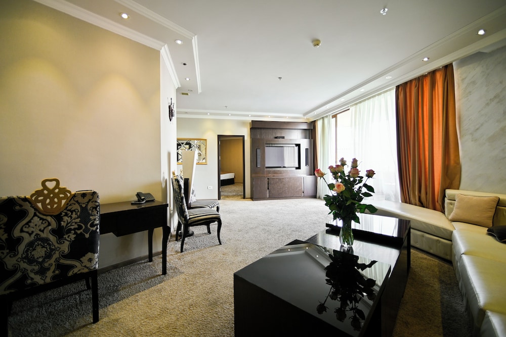 IMPERIAL PALACE HOTEL 53/73