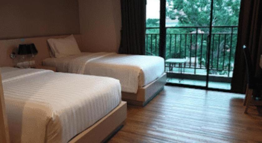 L Hotel 33/58
