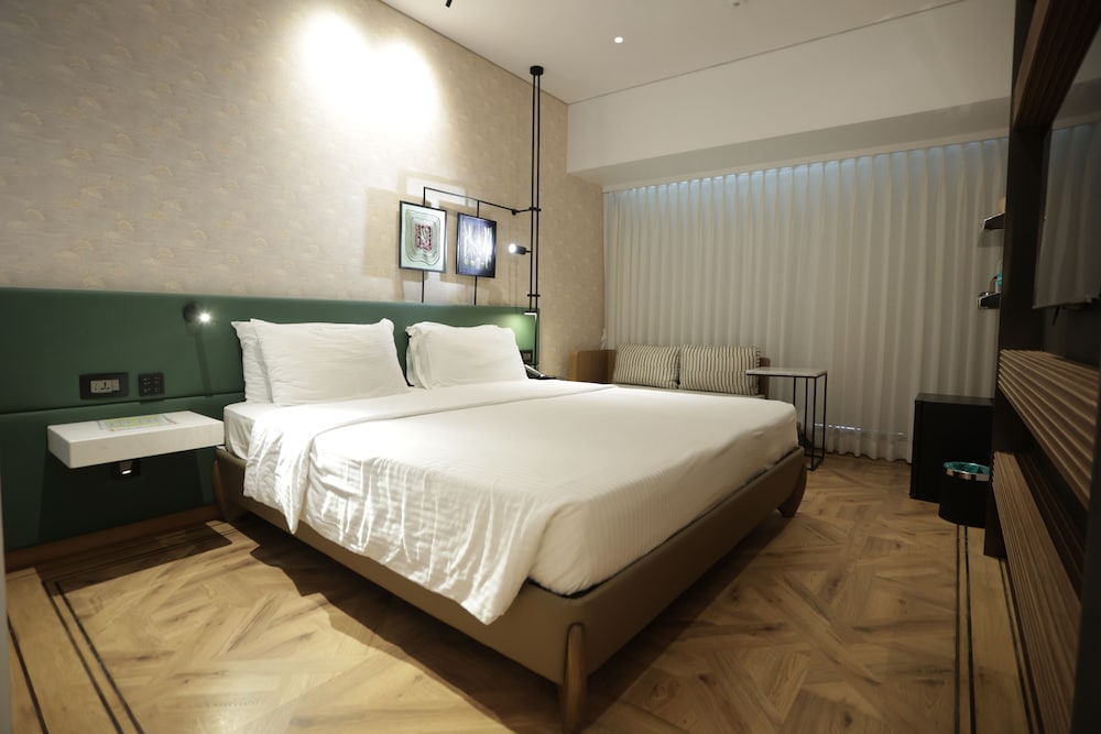 Regency Hotel 25/53