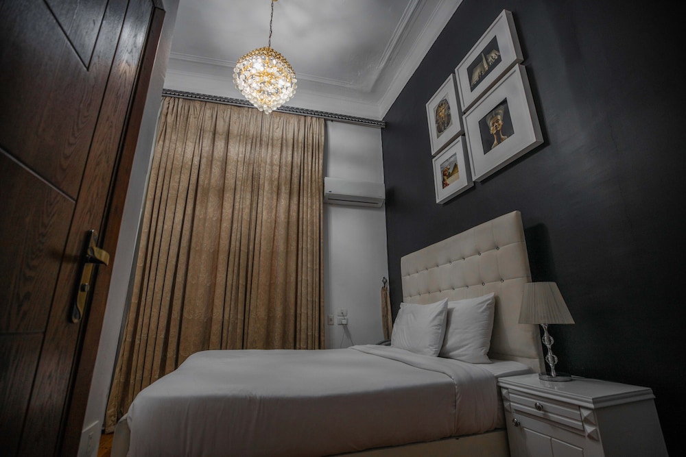 The Square Boutique Hotel 66/70