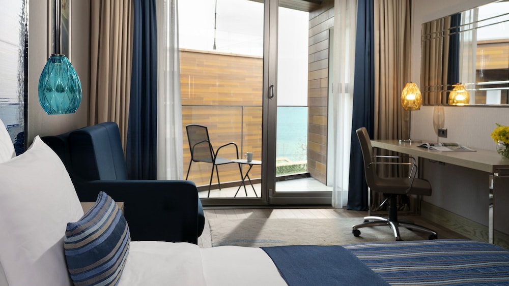 Premium, Twin Beds, Lateral Side Sea View, Sofa, Crowne Plaza Istanbul - Florya 5/10