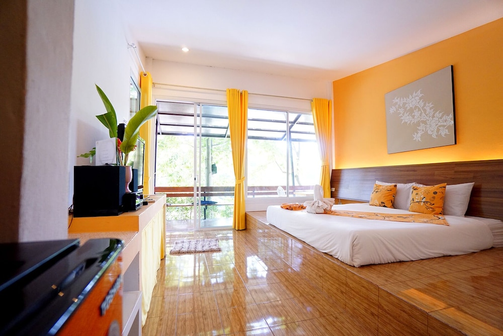 ROOM, RIVER VIEW
