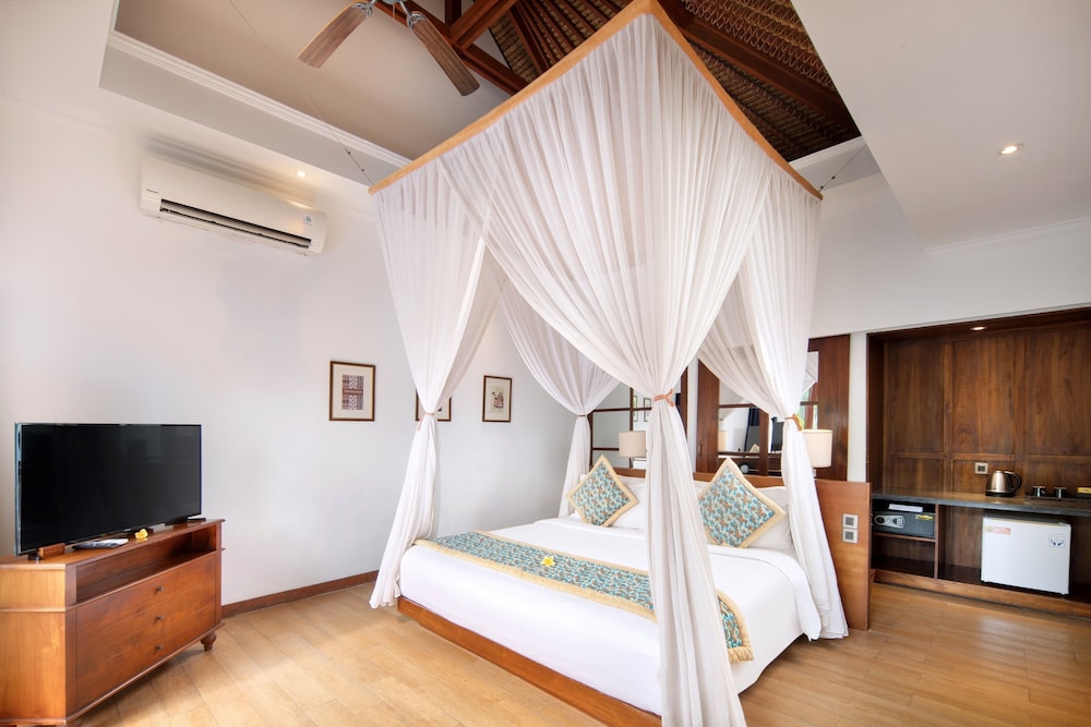 Lembongan Beach Club 12/50
