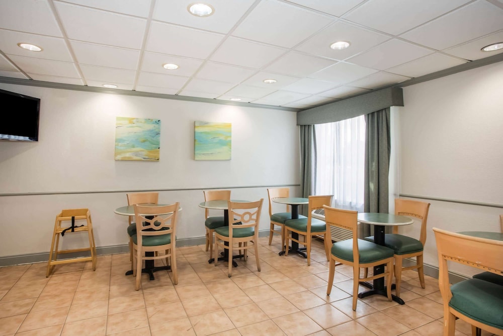 La Quinta Inn & Suites by Wyndham Melbourne Viera 44/56
