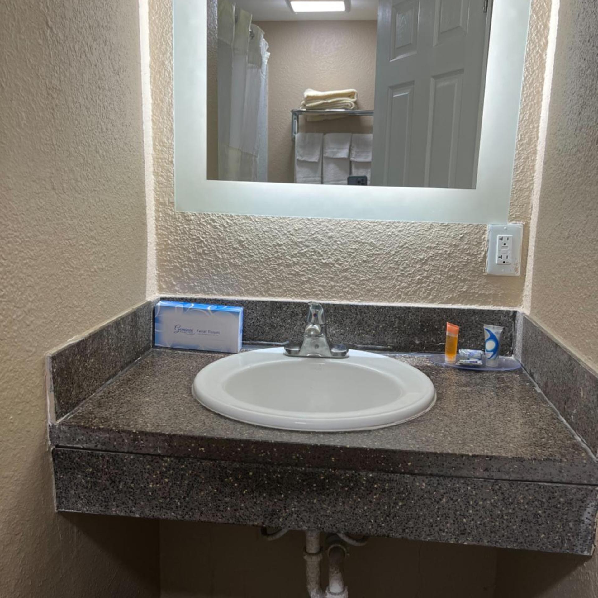 Super 8 by Wyndham Newport News 14/19