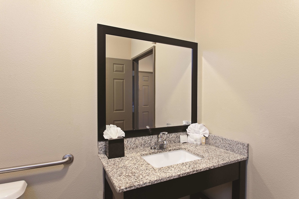 La Quinta Inn Suites Los Banos 13/35