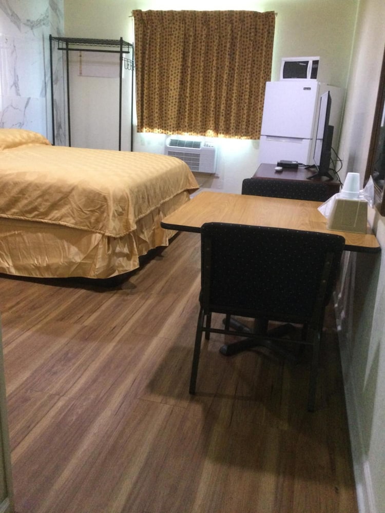 Americas Express Inn 18/22