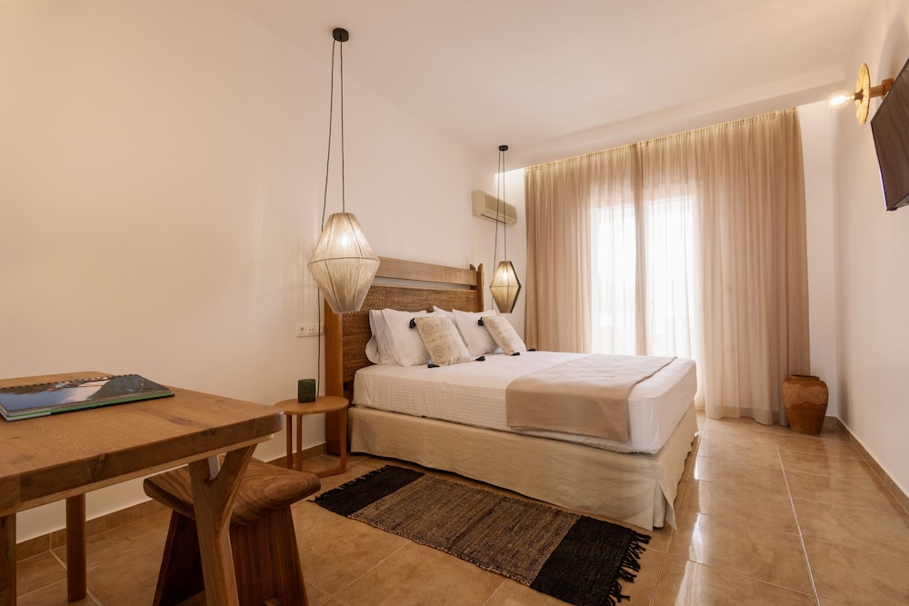 Ariadne Hotel 30/74