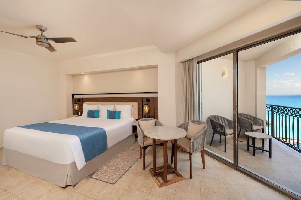 DELUXE, PARTIAL OCEAN VIEW, BALCONY