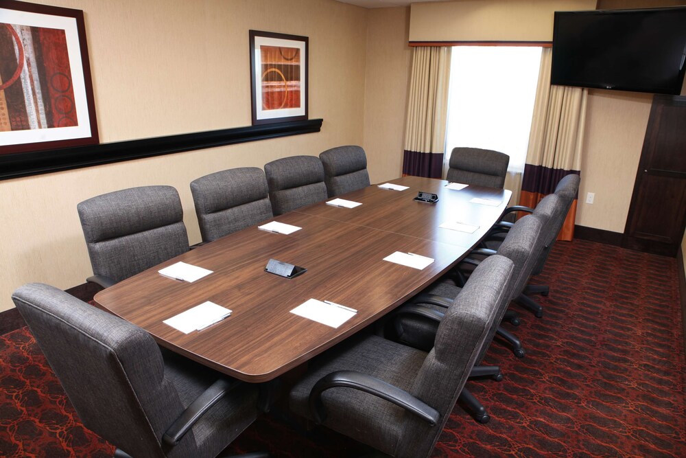 Hampton Inn Suites Fargo Medical Center 27/36