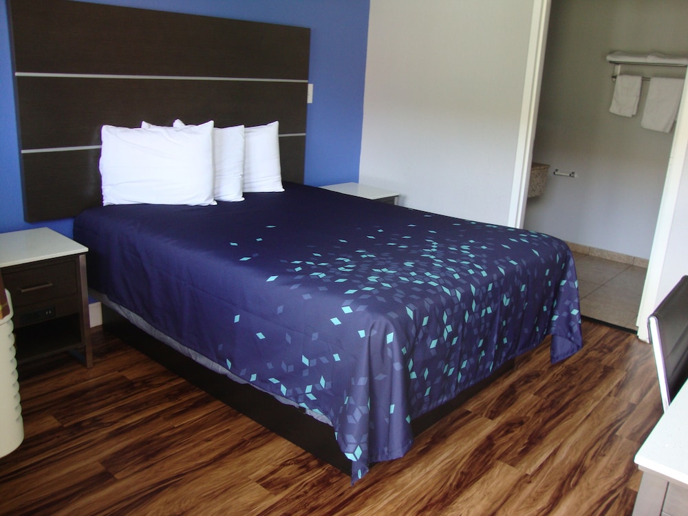 ROOM, QUEEN BED, SMOKING