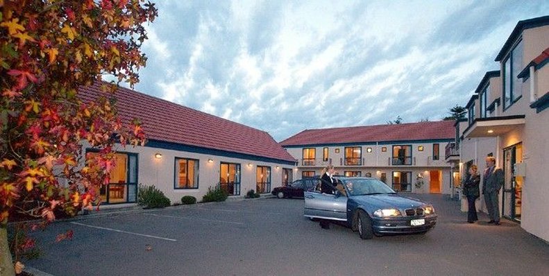 Bush Inn Court Motel 38/39