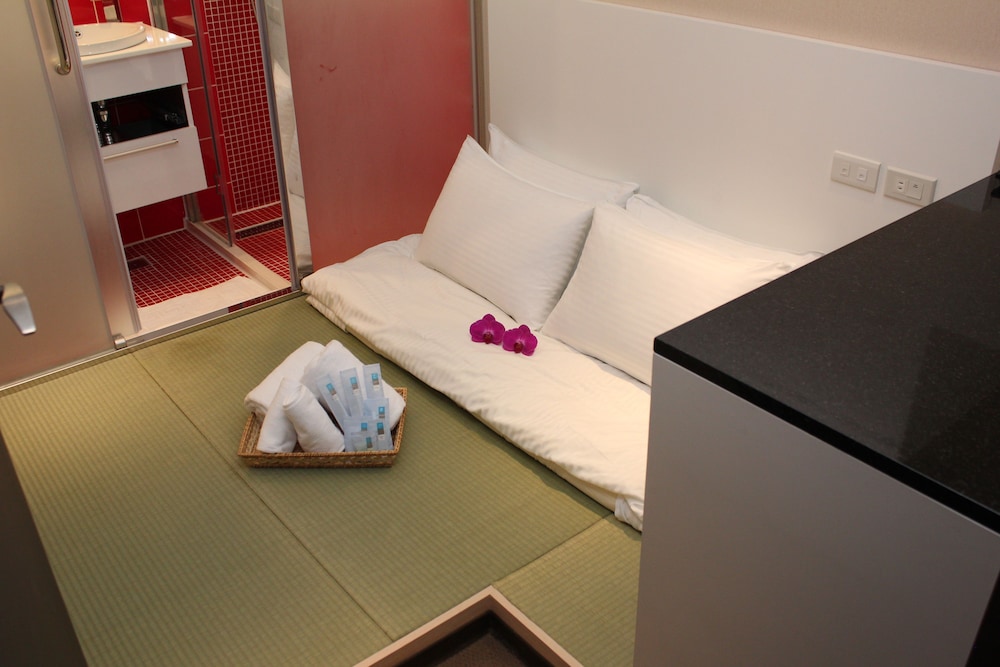 E House Hotel 34/65
