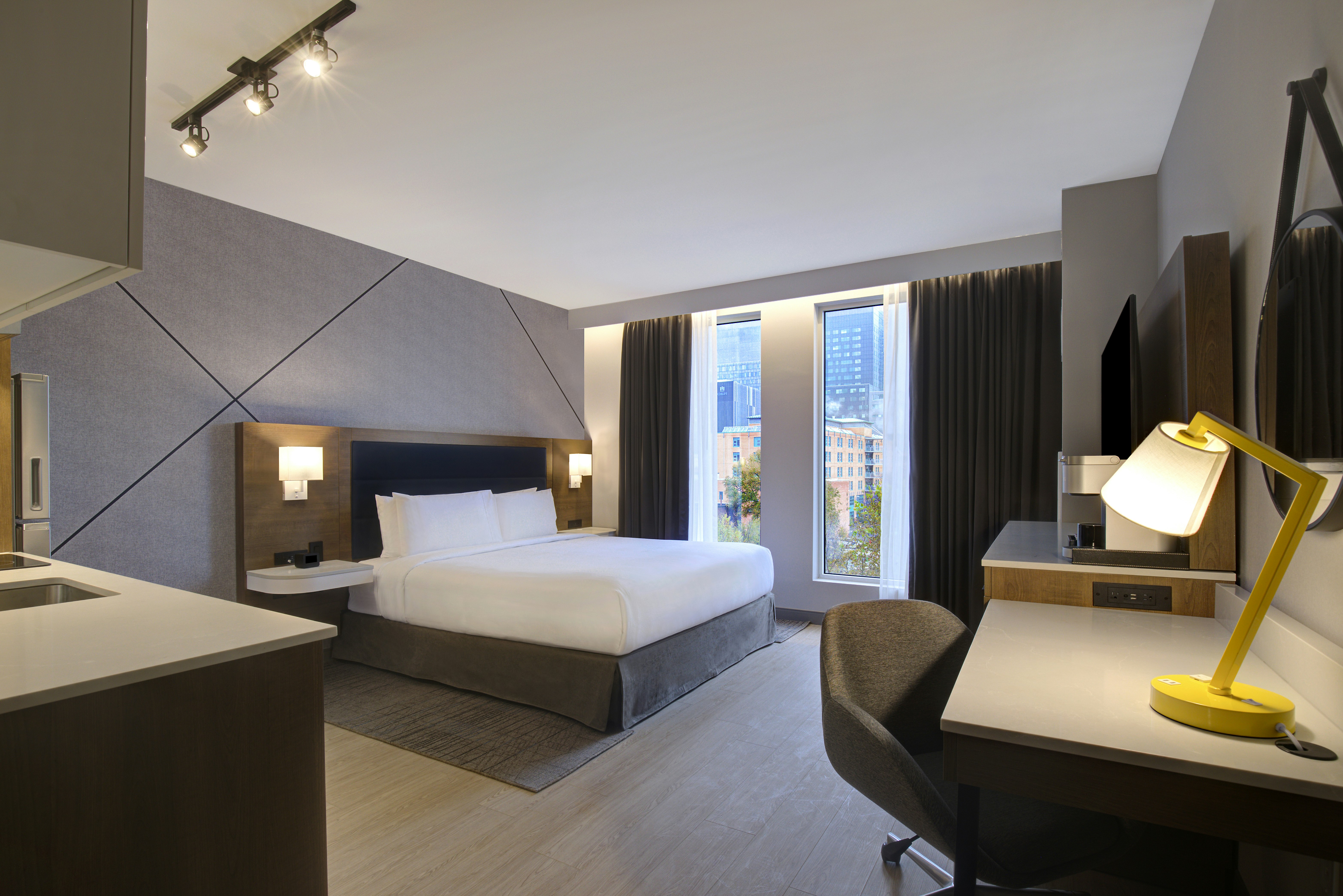 غرفة بسرير كينج بمطبخ لذوي الإعاقة، Hampton Inn by Hilton Montreal Downtown 2/5