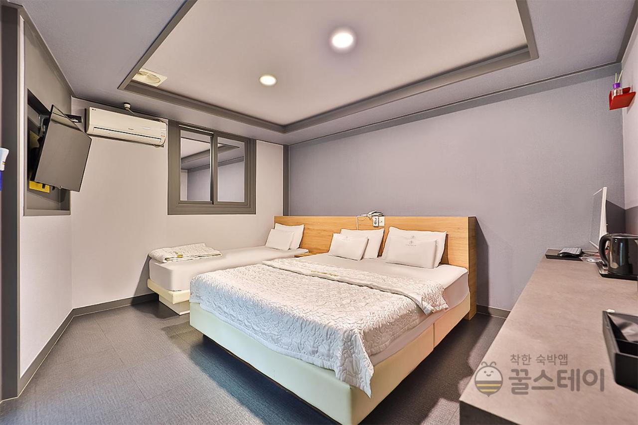 غرفة بسرير مزدوج أو سريرين منفصلين بإطلالة على المدينة، Color M Motel 4/7