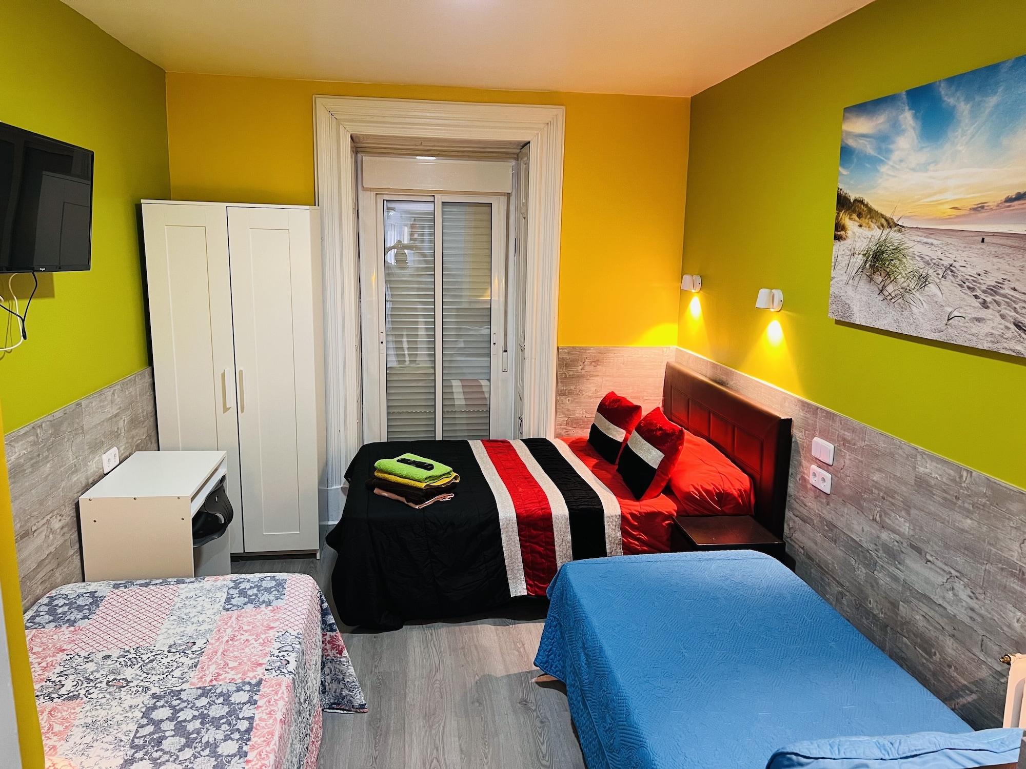 ROOM, SINGLE, SHARED BATHROOM