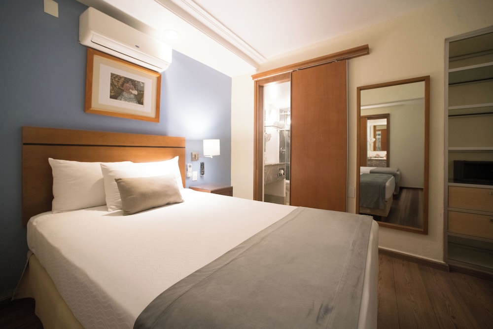 Room, 2 Queen Beds, 2 Bathrooms