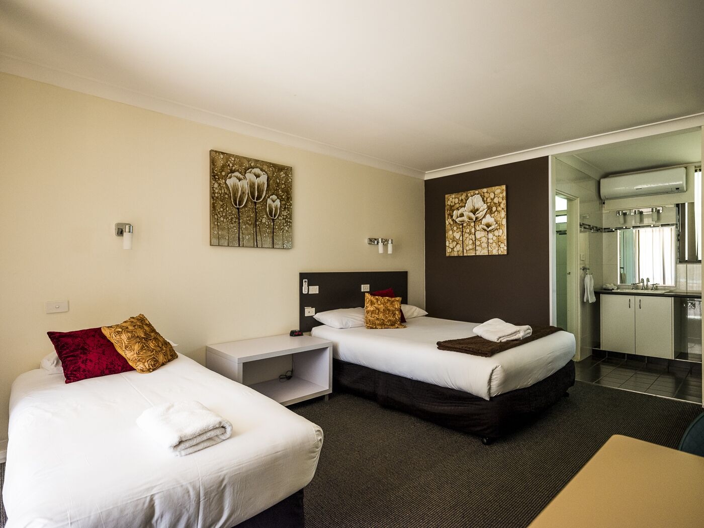 Motel, Deluxe, 1 Queen and 1 Single Bed، Plainsman Motel 2/8