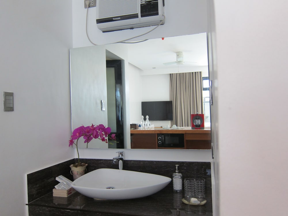 White Breeze Palawan Boutique Hotel 66/69