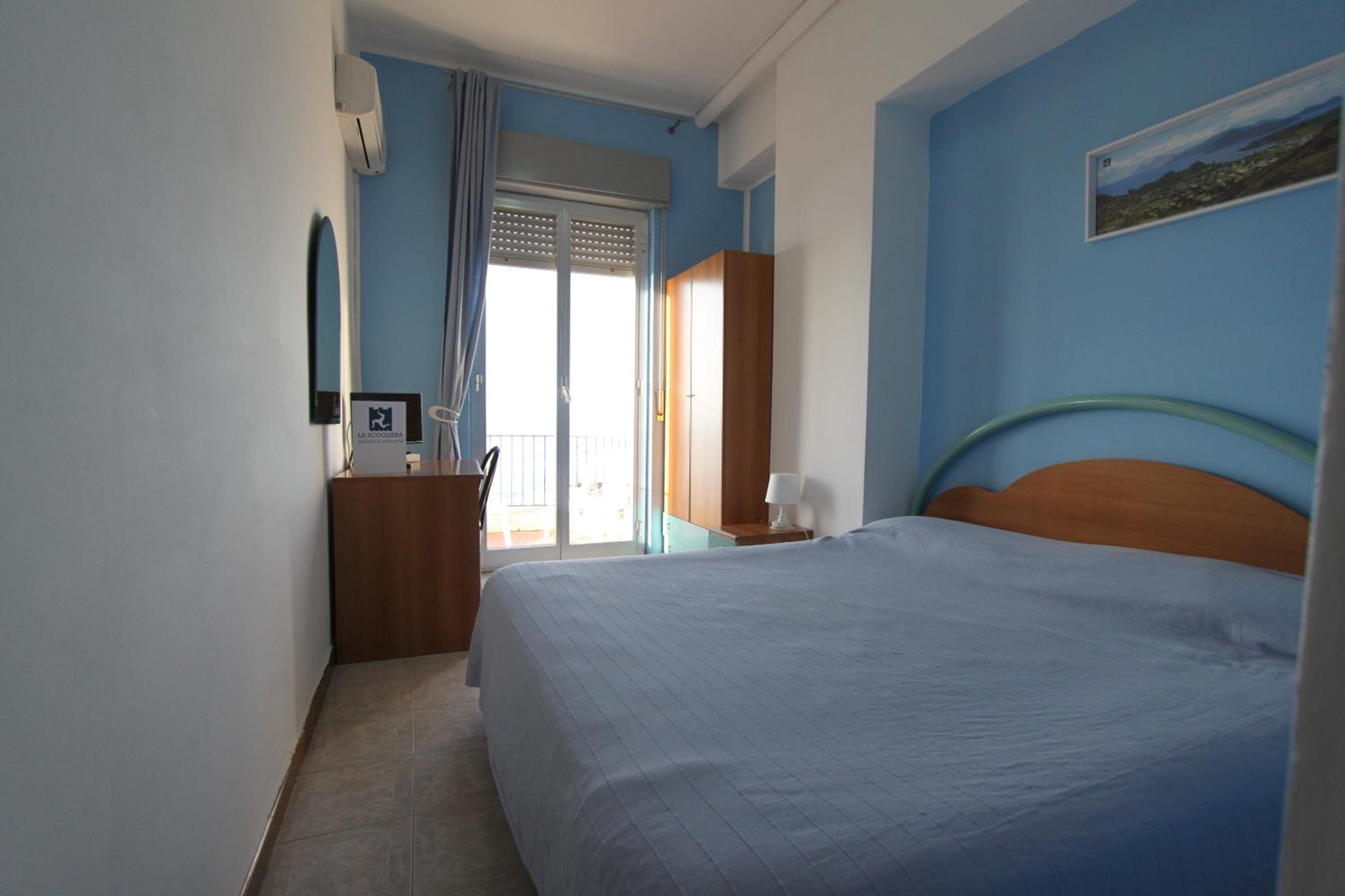 غرفة بسرير مزدوج بإطلالة على البحر بشرفة، Hotel La Scogliera 7/10