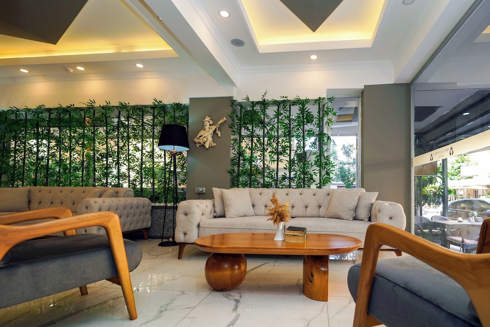 Miss Cleopatra Hotel 32/50