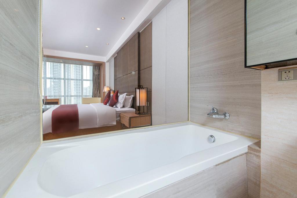 جناح ديلوكس بسرير كينج، Ramada Plaza by Wyndham Shenzhen North 4/4