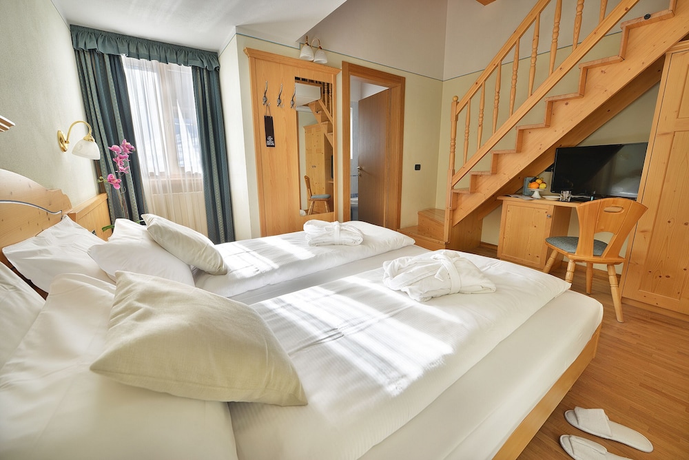 HOTEL INTERALPEN 42/74