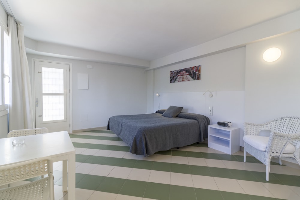 ECONOMY, STUDIO, QUEEN BED, KITCHENETTE