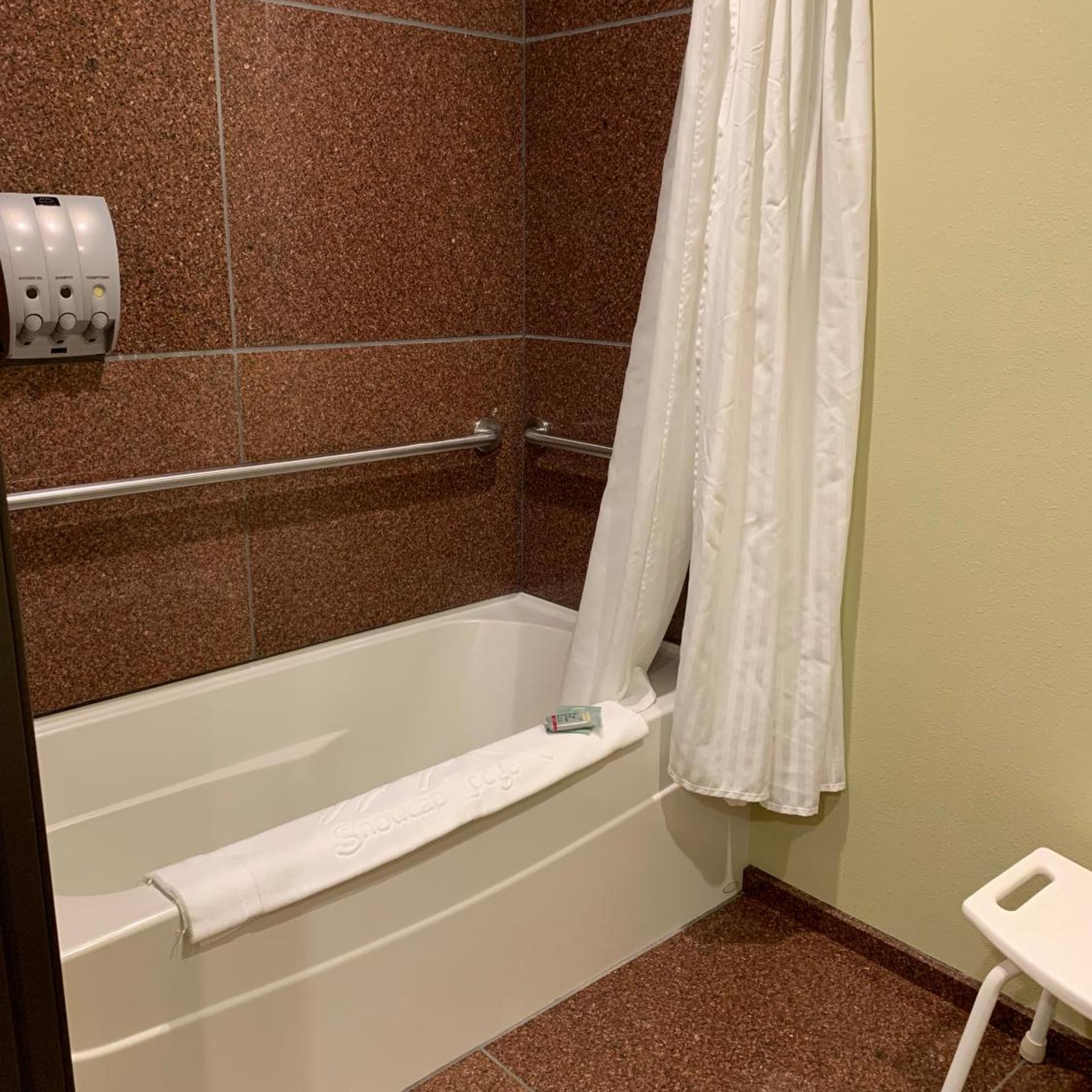Room, Queen Bed, Sofa, Bathtub, Accessible, Best Western Snowcap Lodge 3/6