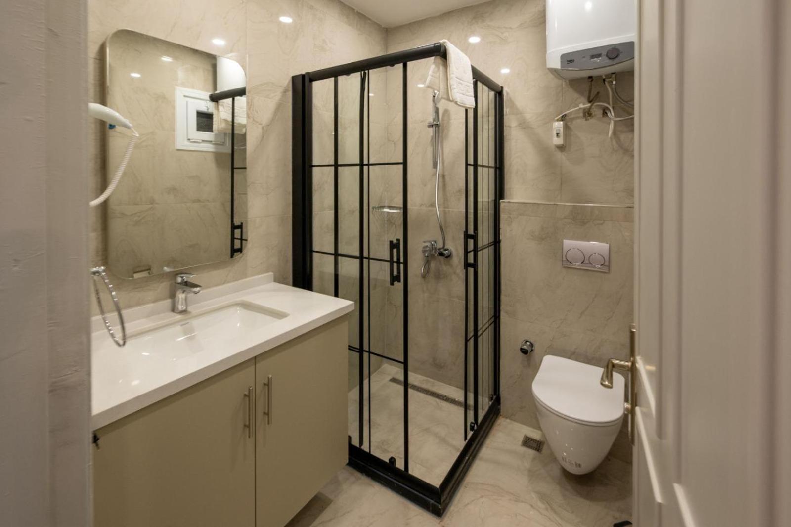 Monev Istanbul 48/48