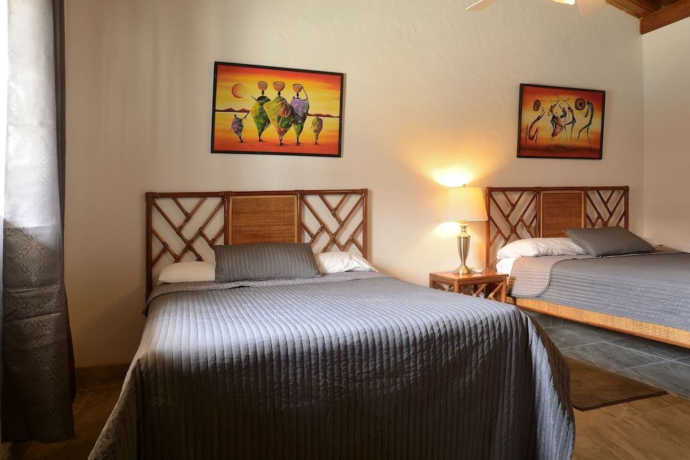 Parrot Cove Lodge 16/72