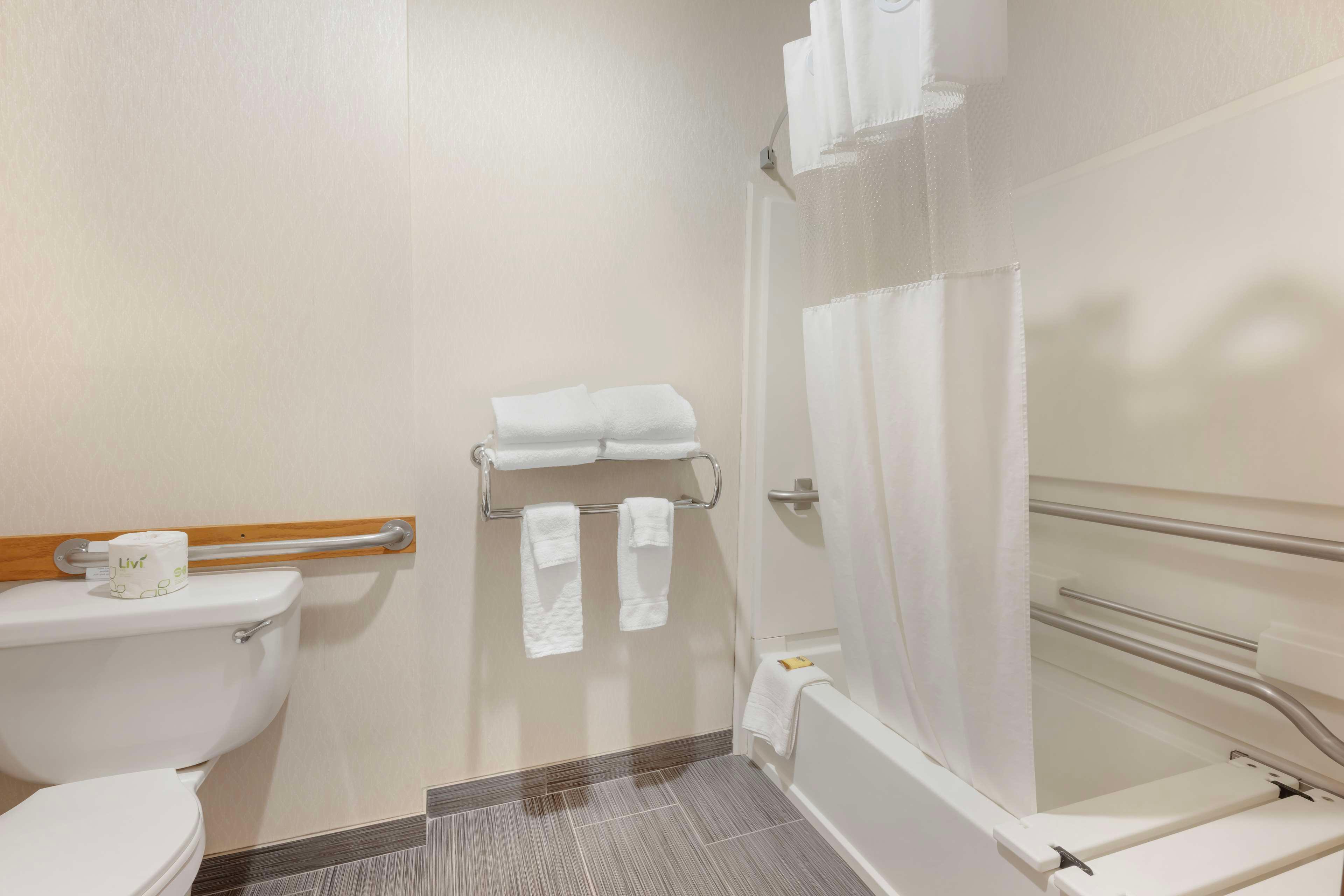غرفة رباعية بسرير كوين لذوي الإعاقة، Best Western Plus City Center 7/7