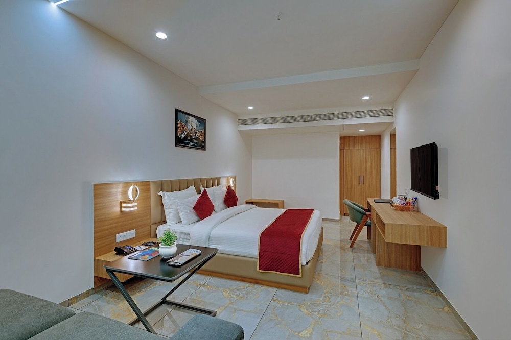 Comfort Inn Sapphire, Chandkheda 11/25
