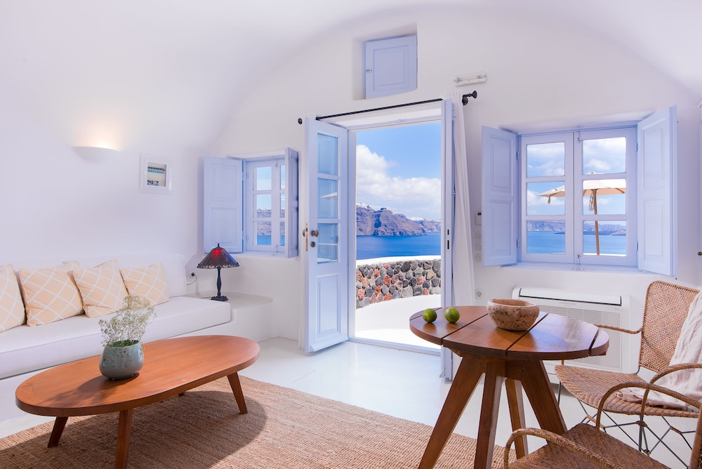 Pezoules of Oia 26/59