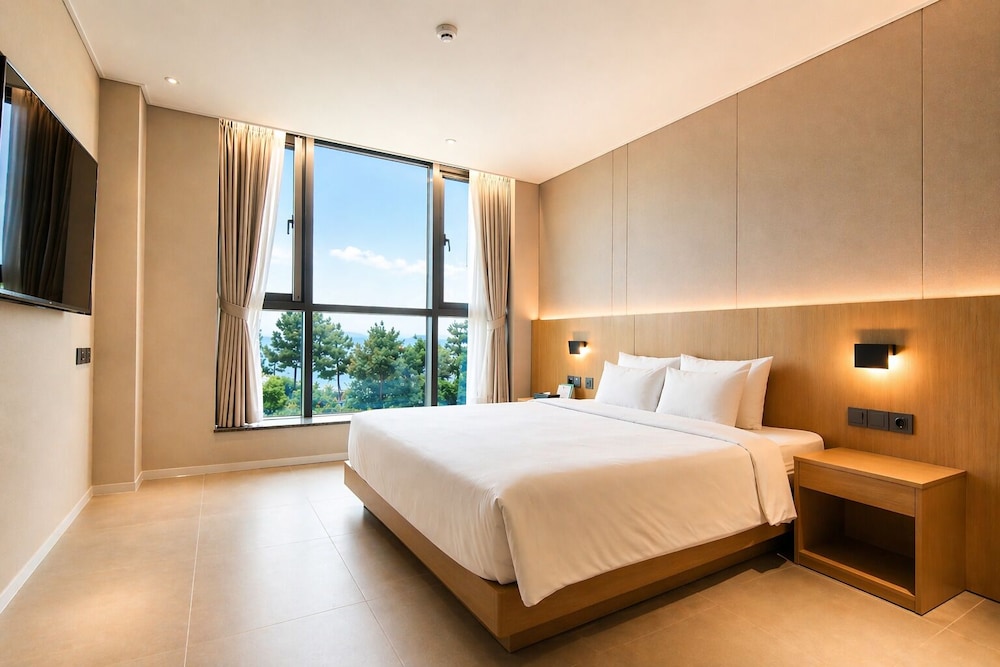 SUPERIOR, KING BED, OCEAN VIEW