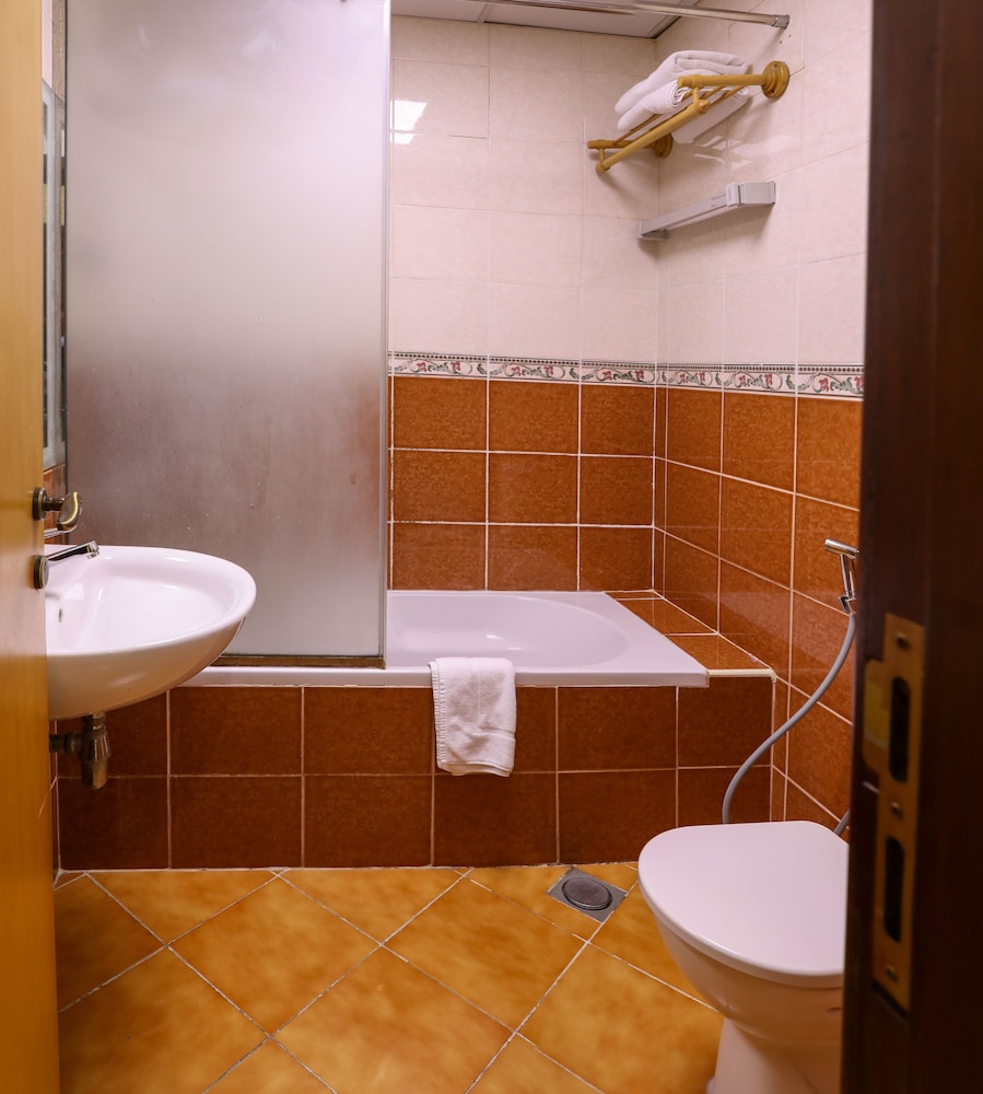 Wescott Pearl Hotel Apartments L.L.C 31/32