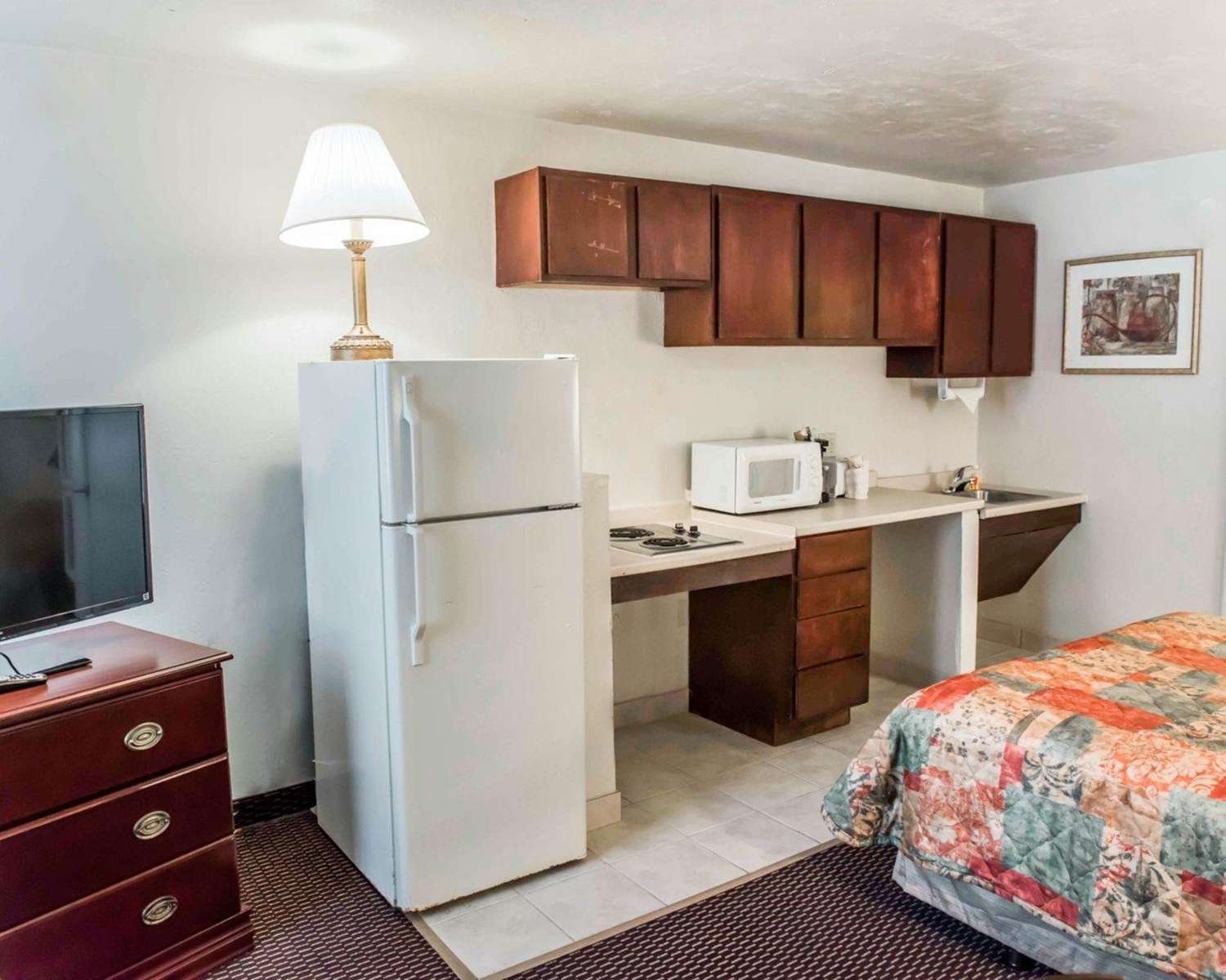 Efficiency, Queen Bed