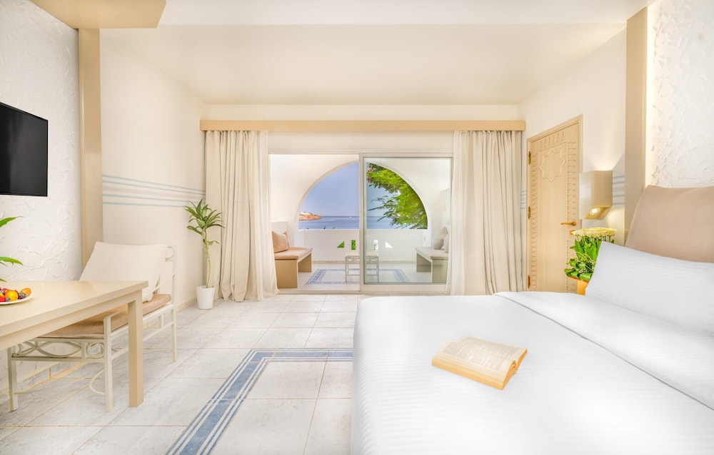Aqua Marine, Queen Bed, Beach Front، TOP Domina Coral Bay Resort 4/5