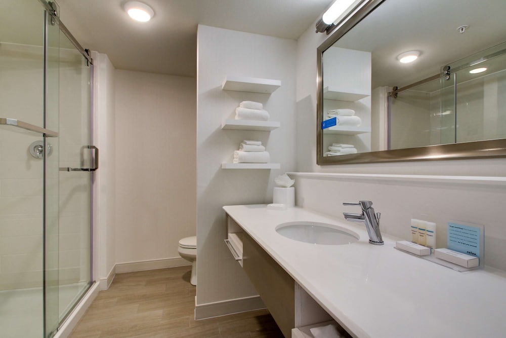 Hampton Inn & Suites Milwaukee West 25/64