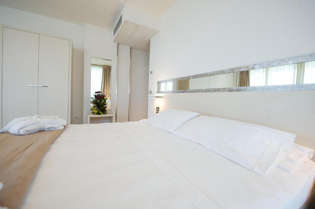 Superior, Double Bed, Side Sea View, Terrace 3/5
