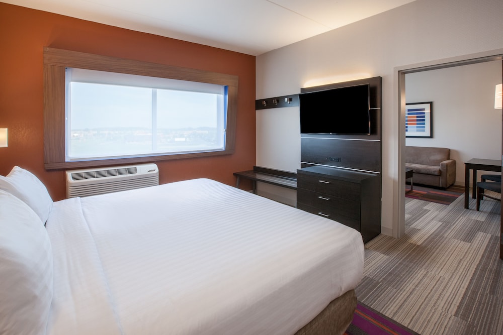 HOLIDAY INN EXPRESS & SUITES INDIANAPOLIS NE - NOBLESVILLE 16/66