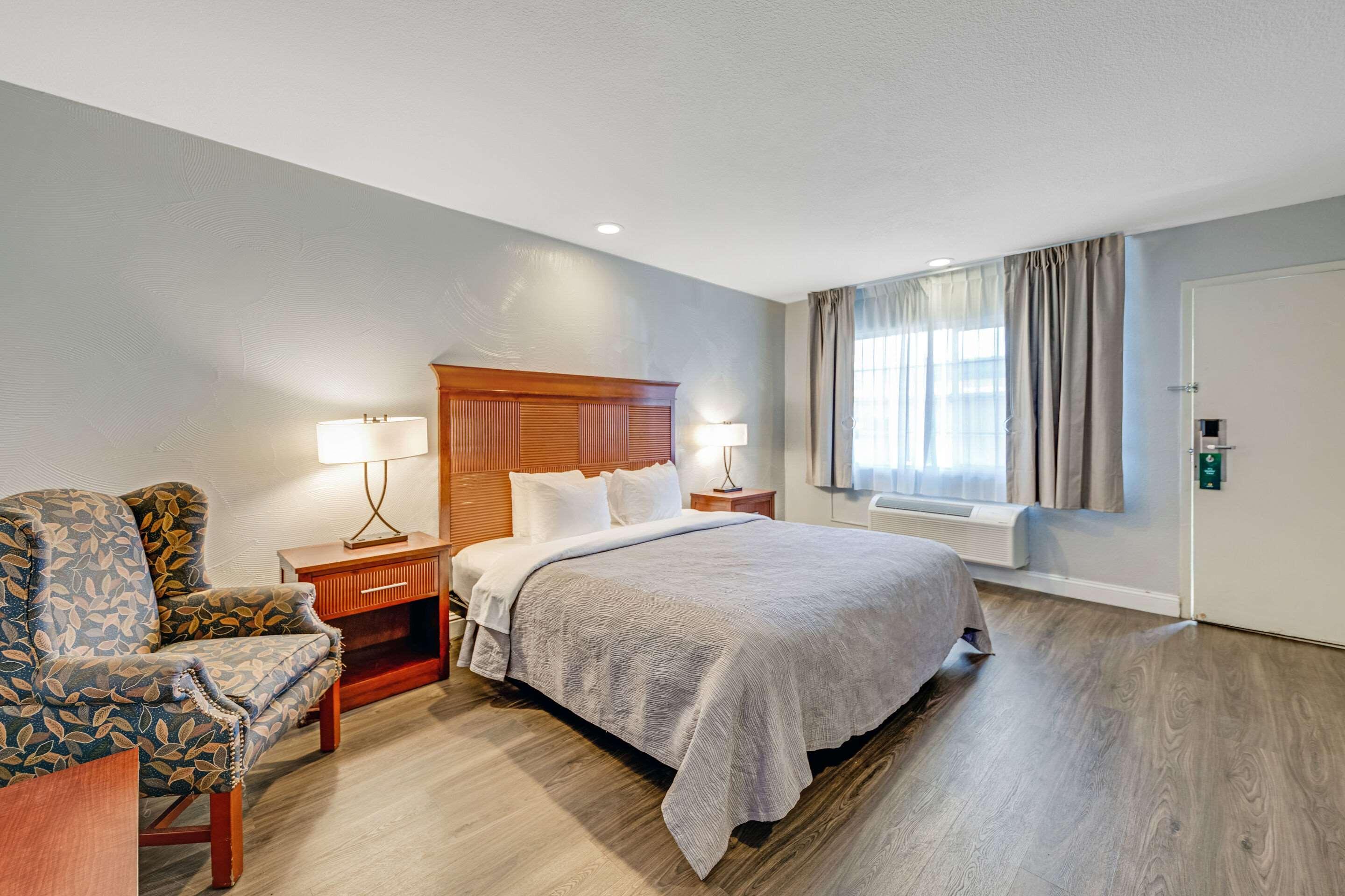 EFFICIENCY, KING BED, ACCESSIBLE