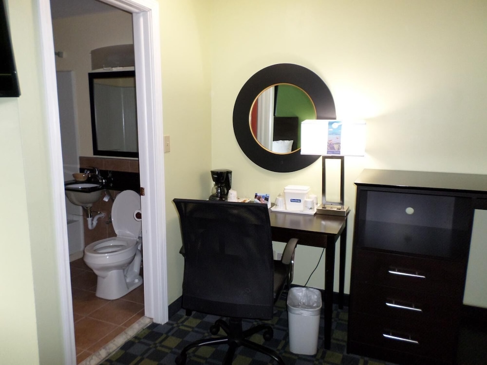 Travelodge by Wyndham Cleveland Lakewood 27/28